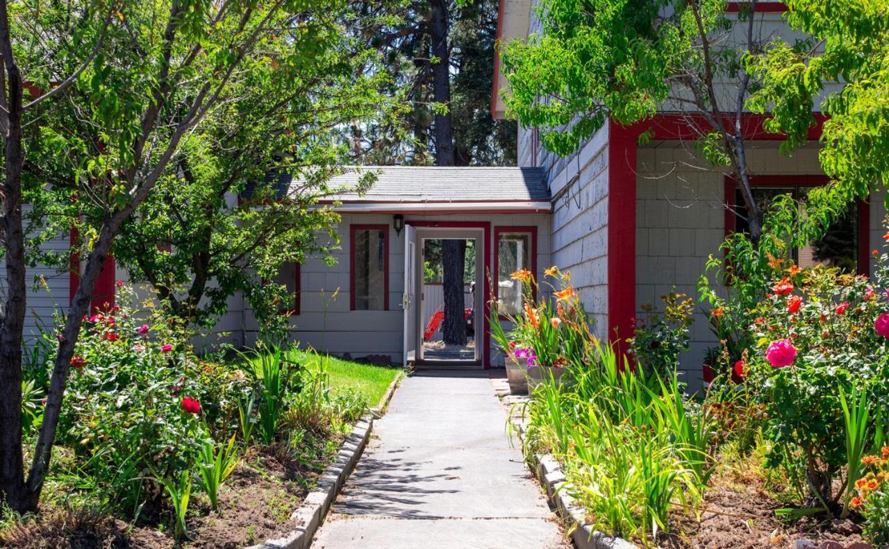 Sis Q Inn Weed Exterior photo